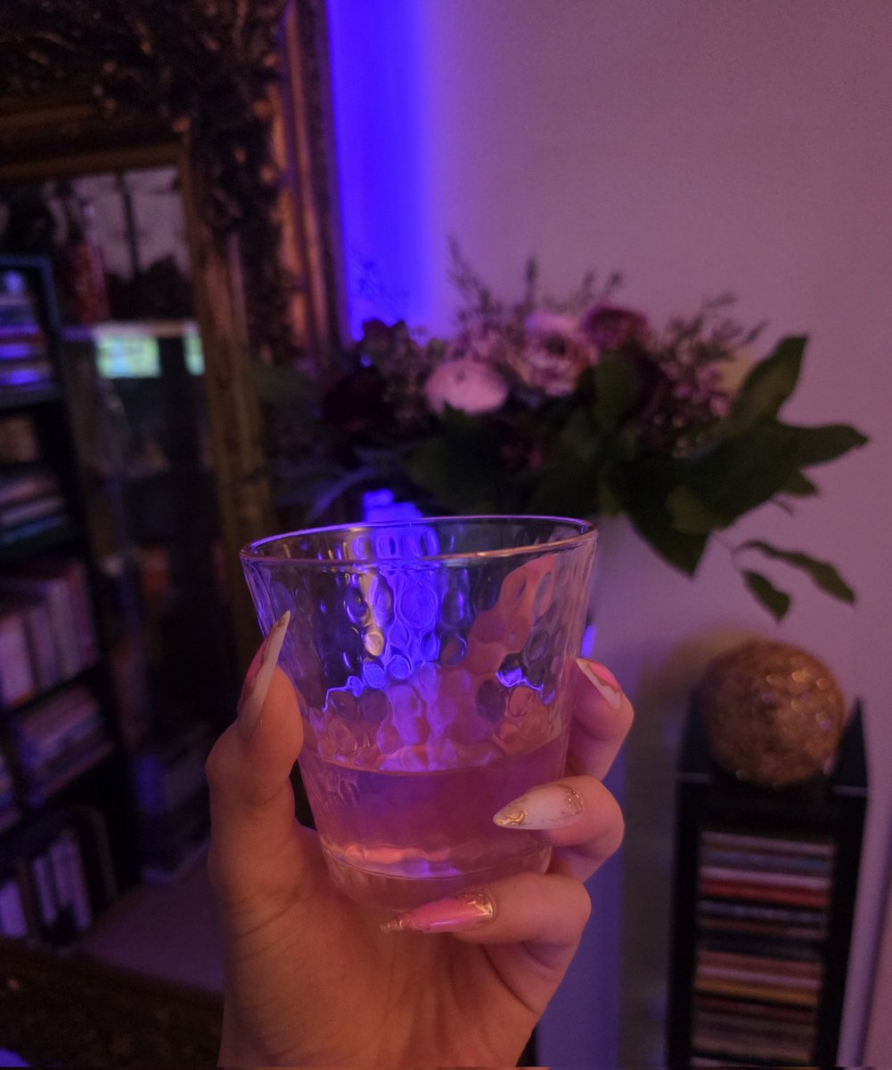 Klaarmaken voor een leuke avond met Mijn menselijke speeltjes  🔪💊🥃

En hoe leuk is Mijn nieuwe corset 🔥