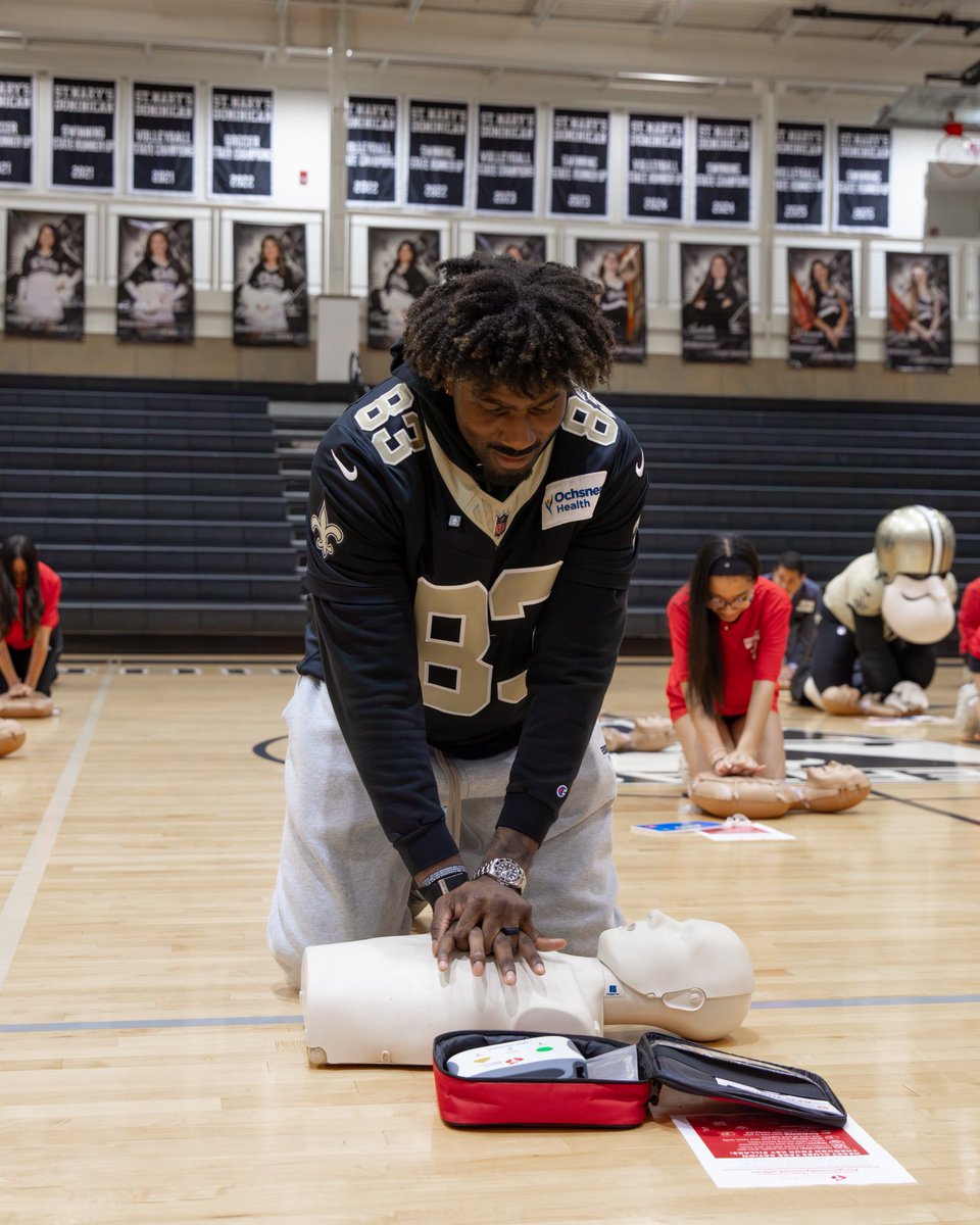 to close out Heart Health Month, @juwanplease joined St. Mary’s Dominican High School for hands-on CPR training to raise awareness in the importance of CPR training ⛑️
@SaintsinComm | @OchsnerHealth
