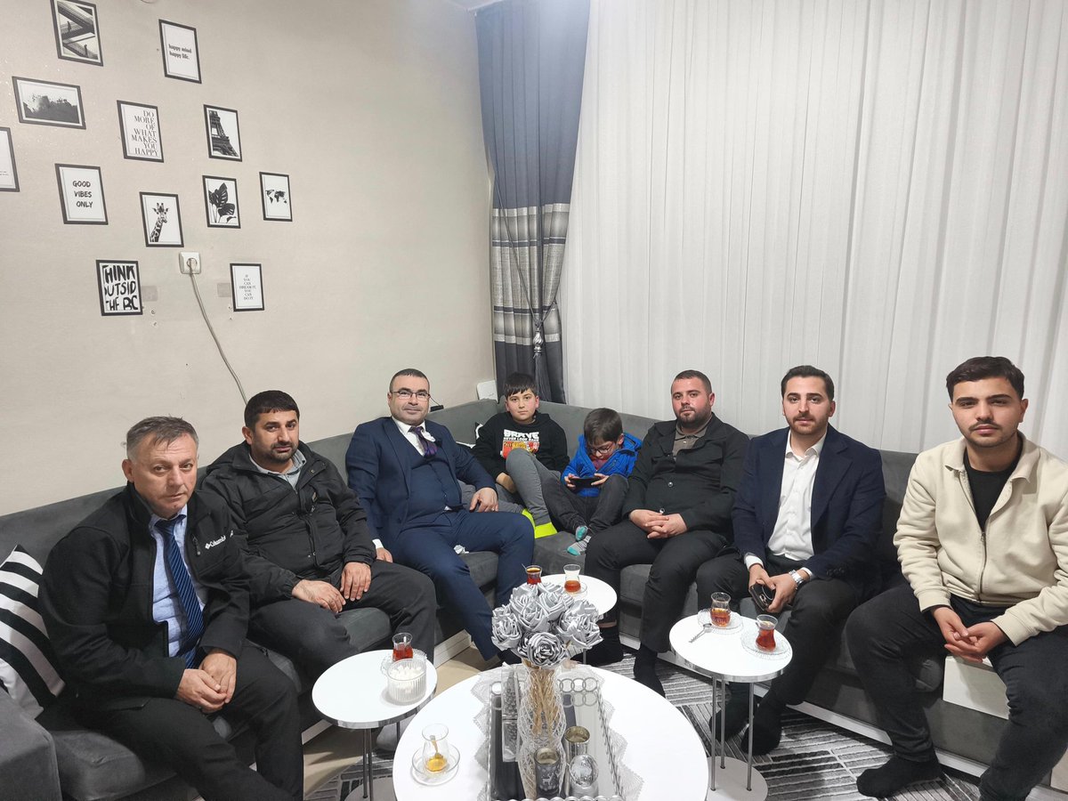 İlçe Başkanımız İbrahim Gökçedağ koordinatörlüğünde,
İlçe Yönetim Kurulu Üyemiz Mehmet Özçelik ve
Meclis Üyemiz Haşim Polat,
Bey Mahallesi’nde iftardan önce Ali Altunkaynak’ın işyerini ziyaret etti. İftara Veysi Yılmaz ile katıldı, ardından çay sohbetinde Fatma Ceylan ve tekrar