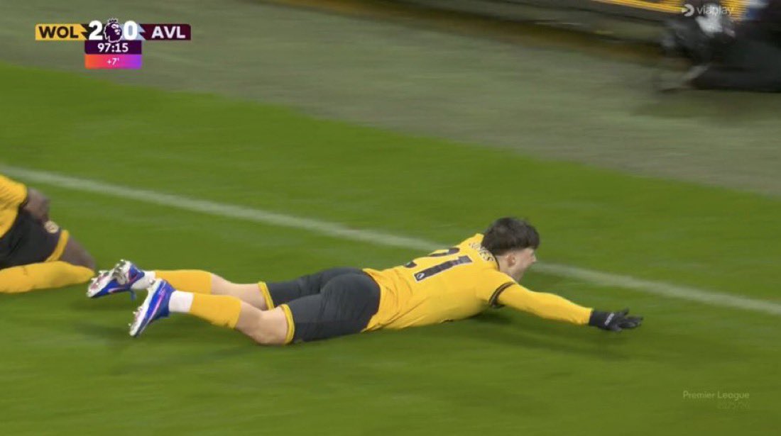 -Drew with Arsenal for us 
-Beat Aston Villa for us 
-Spread their legs for us at their backyard 

Thank you wolves, you have a friend in United. Beautiful club❤️