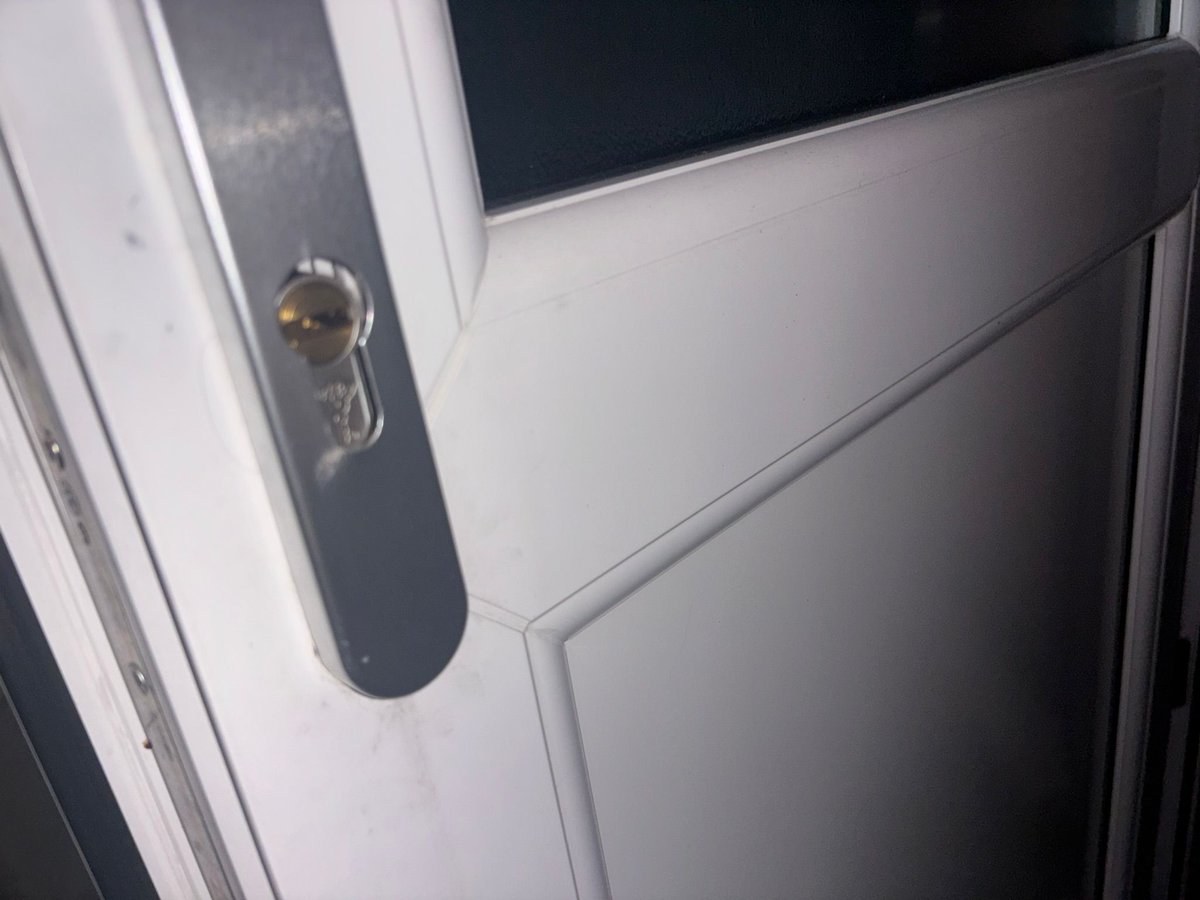 AsjLocksmiths's tweet photo. 3★ TSS Anti-Snap Cylinder installed (With the correct size lock) @Duffells @SuppliesTrade @soubertools https://t.co/6LZze8LdGX