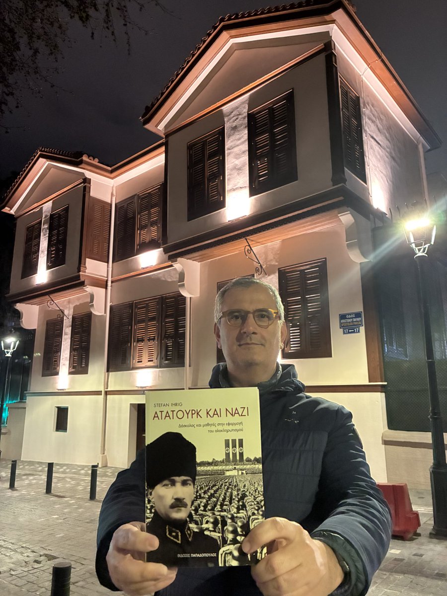 Ατατούρκ και Ναζί, του Γερμανού ιστορικού Stefan Ihrig. Ένα εξαιρετικό βιβλίο που πρέπει όλοι να διαβάσουν. Ίσως θα πρέπει να διδάσκεται και στα σχολεία μας. Θα το στείλω και στον Τούρκο πρόξενο της Θεσσαλονίκης, εδώ πίσω μου, να το διαβάσει και αυτός, μήπως και καταλάβει…🤔🧐😎