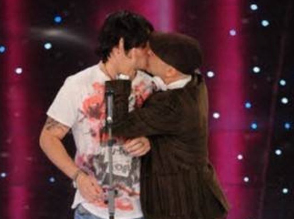 cmq sapete che è stato il primo ad aver dato il via ai baci omosessuali a sanremo? proprio colui che stasera ha cominciato fabrizio moro (foto totalmente scrausa risalente al 2010) ma capite quanto devi stare avanti per farlo nel 2010