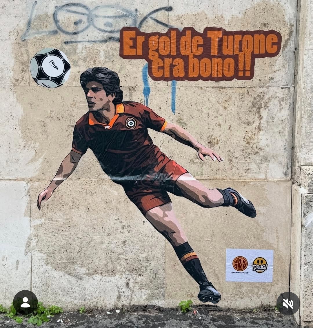 rivistalaroma's tweet photo. 🎨 Testaccio si colora di romanismo.

Drugi firma un nuovo murale con un messaggio che è storia:
“Er gol de Turone era bono!!”

Arte, memoria e passione per accendere la vigilia di domenica 🔥💛❤️

#ASRoma #Roma #asr #Drugi #Testaccio #Romanismo #Turone
https://t.co/fuMomi2Mei https://t.co/4jsYP8qFrg