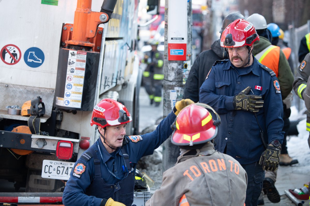 Toronto_Fire's tweet photo. @TorontoMedics https://t.co/tTsQodB5O9