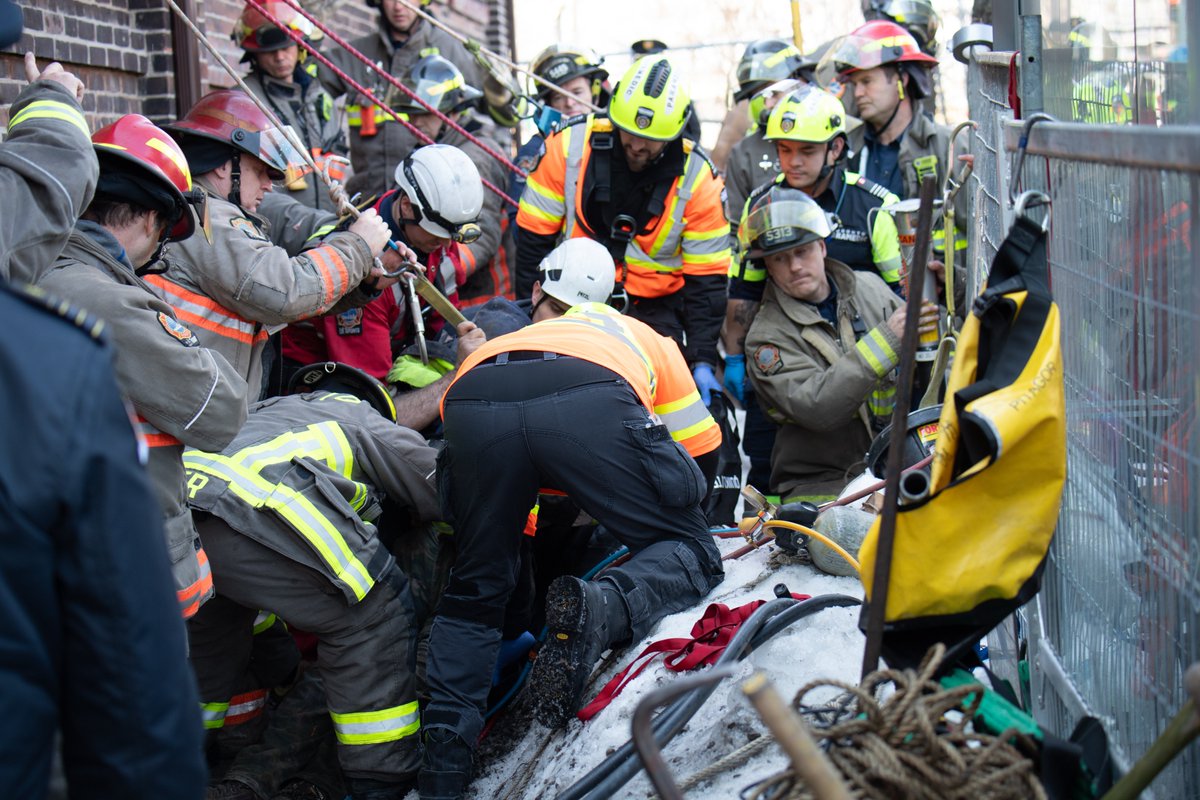 Toronto_Fire's tweet photo. @TorontoMedics https://t.co/tTsQodB5O9