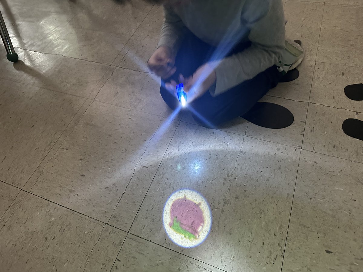 TheraErickson's tweet image. Dariel and Zoe 🔎investigating the word bigger and smaller by using  flashlights🔦 with pictures in them with Ms. Cousins.  #CreativeLearning #StudentSuccess #StudentInterests