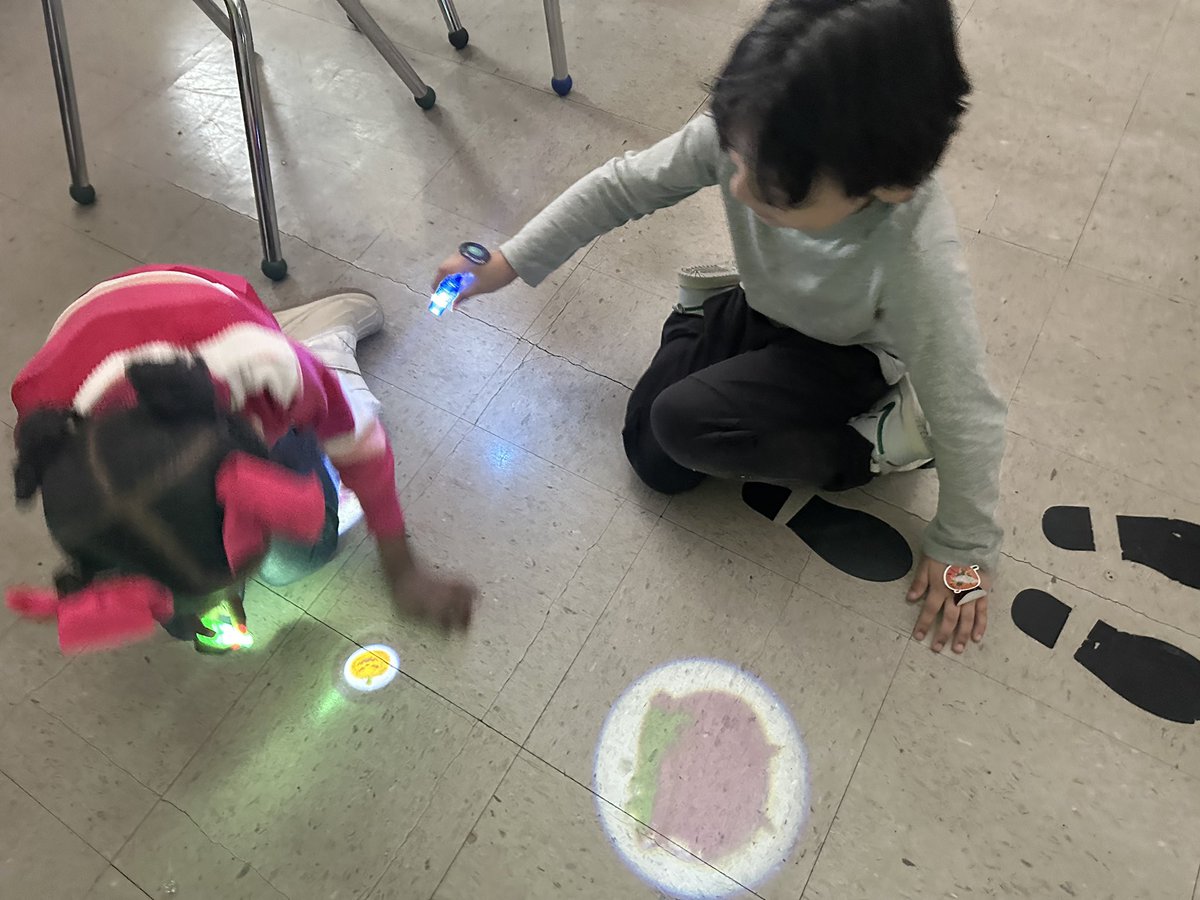 TheraErickson's tweet image. Dariel and Zoe 🔎investigating the word bigger and smaller by using  flashlights🔦 with pictures in them with Ms. Cousins.  #CreativeLearning #StudentSuccess #StudentInterests