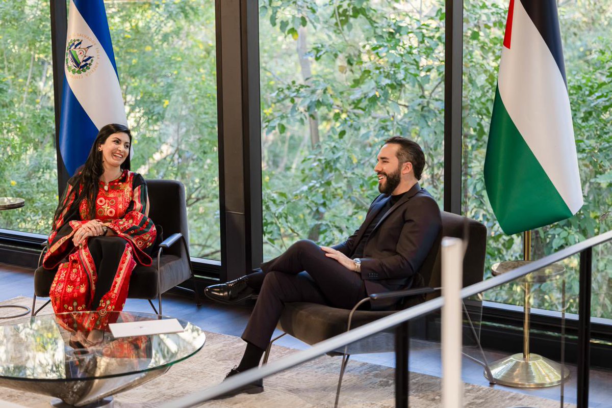 El Presidente <a href="/nayibbukele/">Nayib Bukele</a> recibió las Cartas Credenciales de nuevos embajadores en El Salvador. 🇸🇻

🇺🇾 Embajadora de la República Oriental del Uruguay, María Alejandra Costa Prieto
🇯🇵 Embajador de Japón, Sano Taketoshi
🇬🇹 Embajador de la República de Guatemala, Antonio
