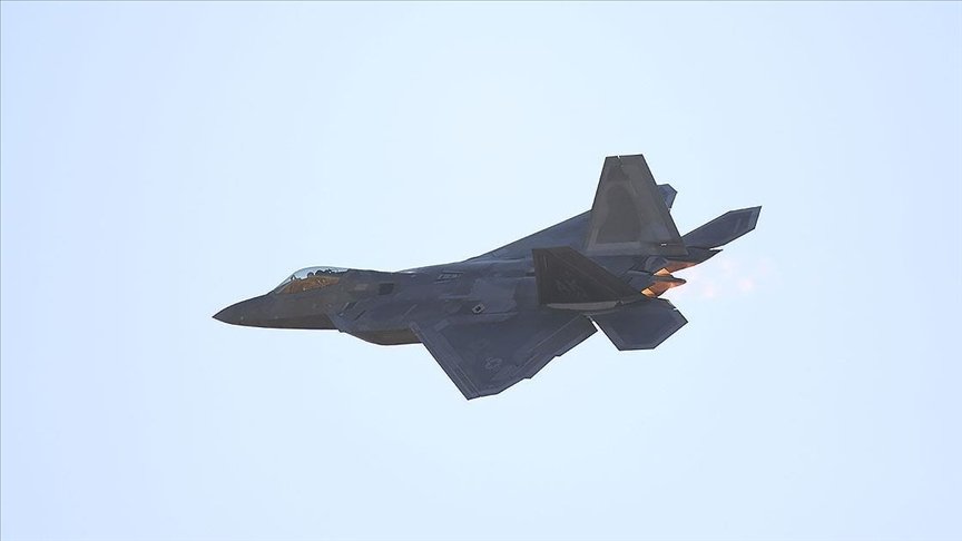 🚨 عاجل:

وصلت 11 مقاتلة شبحية من طراز F-22 إلى قاعدة جوية إسرائيلية، حسبما أكدت صور الأقمار الصناعية.

تم نقل طائرات التزويد بالوقود الأمريكية من قطر إلى تل أبيب.

حاملات الطائرات في مواقعها.

الآن يوجد نحو 700 طائرة عسكرية في المنطقة.
 #شارع_الأعشى #تهران #Iran