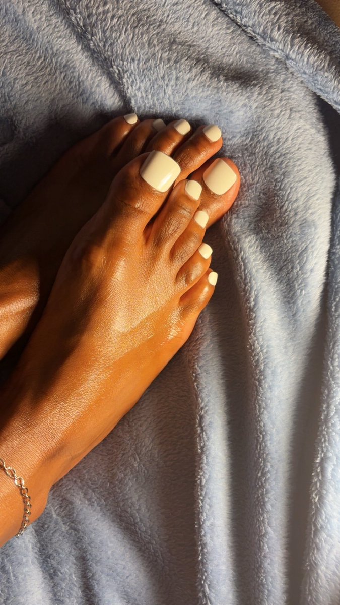 MistressChelo's tweet photo. Feet Pics 👣🦶🏾💋 https://t.co/X8tsvHApnr