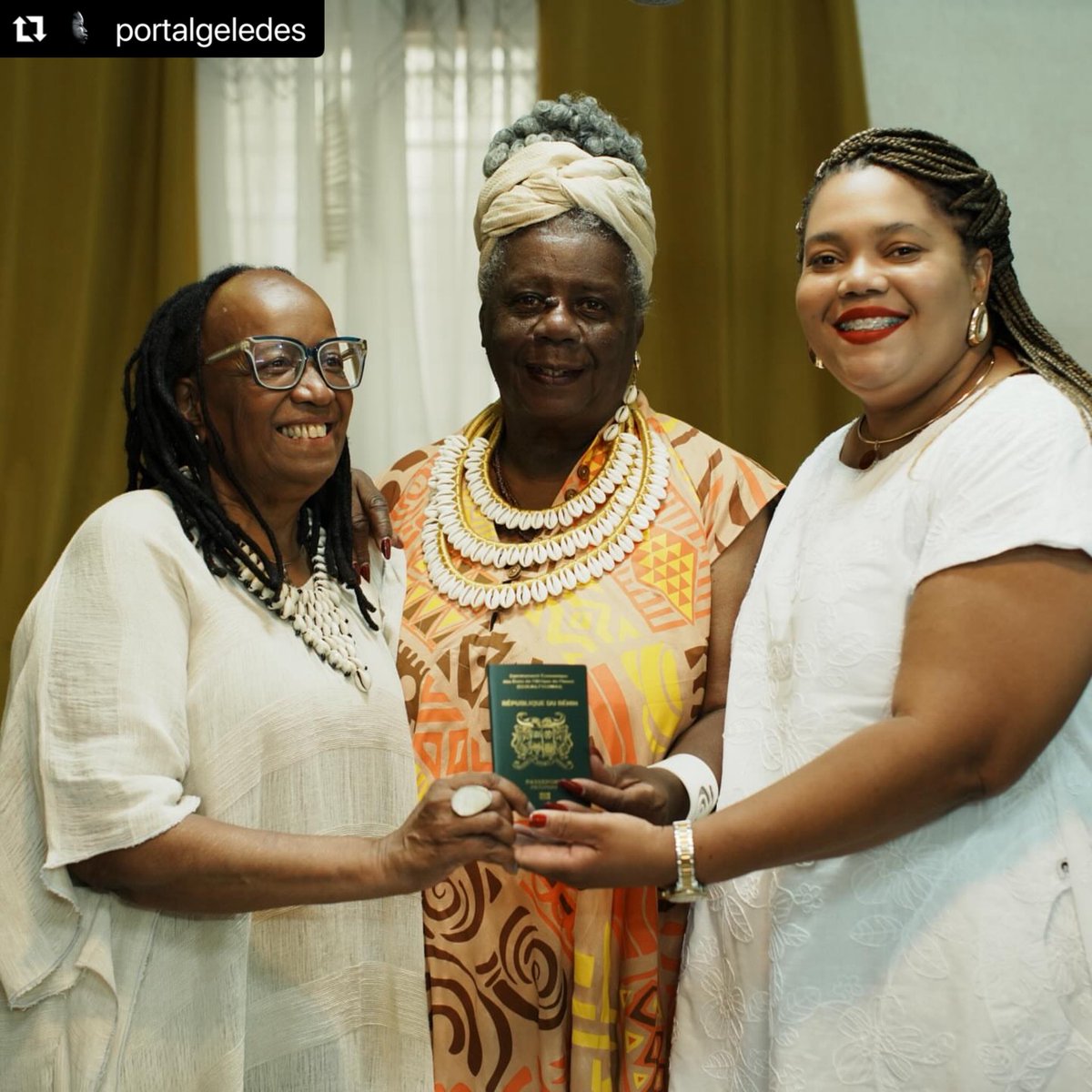 mirtes_renata's tweet photo. Estou em Benin para viver este momento histórico: Sueli Carneiro recebe sua cidadania como ato de reparação. Ao lado de Conceição Evaristo e de mulheres que abriram caminhos para nós. Elas nos ensinaram que memória sem justiça não basta. É nessa trilha que sigo lutando por Miguel https://t.co/TEOatVIE7m