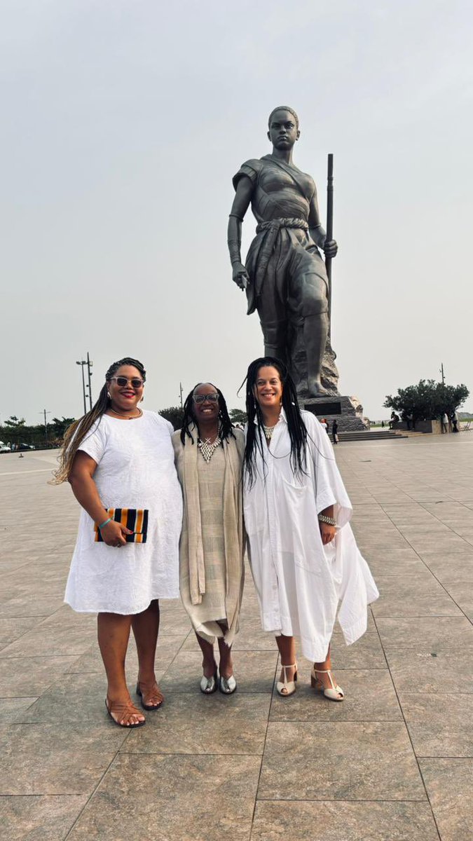 mirtes_renata's tweet photo. Estou em Benin para viver este momento histórico: Sueli Carneiro recebe sua cidadania como ato de reparação. Ao lado de Conceição Evaristo e de mulheres que abriram caminhos para nós. Elas nos ensinaram que memória sem justiça não basta. É nessa trilha que sigo lutando por Miguel https://t.co/TEOatVIE7m