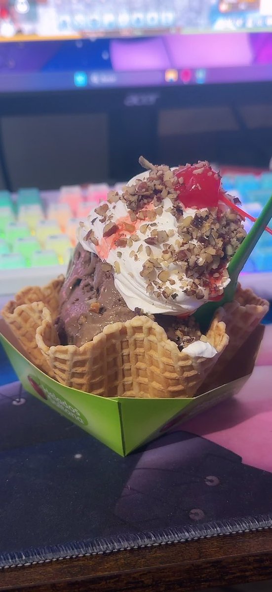 AsamiStuff's tweet photo. Continuando Resident evil Réquiem! 💚
Ya se la saben uvu los veo en la verde!
Helado rico para llamar la atención (ya se me antojó) https://t.co/xvXH9UgcLq