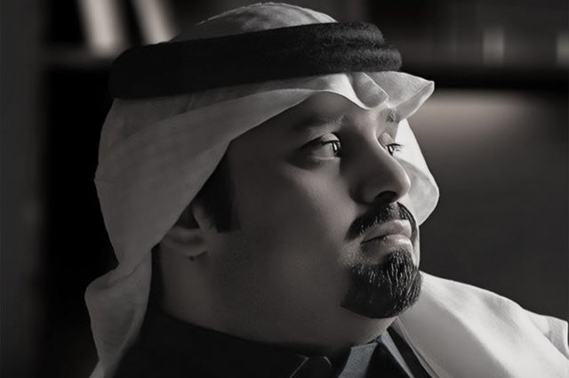 binhthall's tweet photo. الا يا من سرق قلبي مع فكري وراح البال
وانا اللي داريٍ بأني ابد ماني على باله

سرقني سرقت الراهي ولا بقى ابد لي حال
خذا قلبي مع روحي خذا حالي مع حاله

انا والله حسيب اللي غدالي بالهوى ختال
يخاتل قلبي اللاهي يالين انه تهياله..!!

خذاني من غدا خصره ترسم مثل رسم اهلال
وعودٍ لا تغريف به ينبه من غدا داله

انا من عينه النعسى عرفت ان الهوى قتال
‌دخيل الله من رمشه اذا سلهم على فاله.!!

يناغم خطوته كنه يداعب مشيته خلخال
يغازله الهبوب اللي يلاعب ثوبه وجاله 

ثليل العين من حسنه تميز في طرفه الخال
وعنقٍ كنه الريمه ربط قلبي بسلساله 

بقى حالي على حالي ولا بقى كثير امال
ولكنه صحيح اللي سرق قلبه هني ياله

- سالم الكثيري