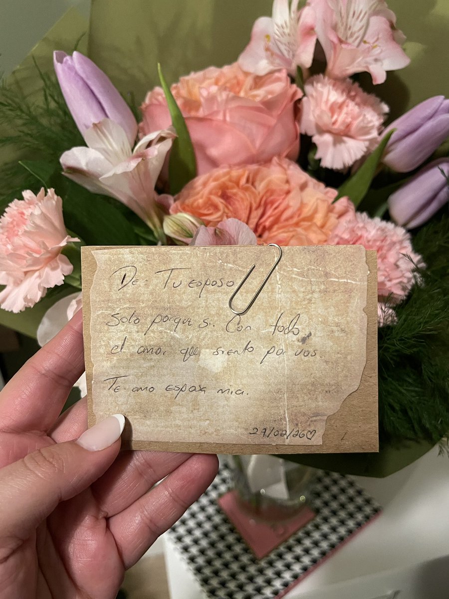 Quizás un día me case y mi esposo me espere en casa con flores… esperen, esa ya es mi realidad 🥰🥰
