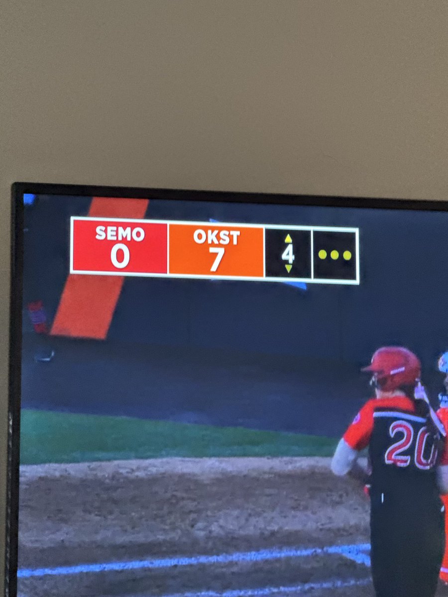 ktebryant's tweet photo. @espn what is this terrible excuse for a scoreboard? What’s the count? How many pitches have been thrown? Where are the runners? https://t.co/v5mBrA9oLn