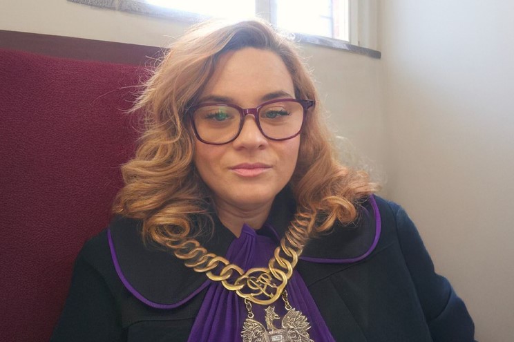 🏛️ Kres Mitów: Co Naprawdę Kryją Archiwa z II Kadencji Parlamentu?
​#KRS #Prawo #Konstytucja #FaktyNieMity #Polityka #Sądownictwo
​Czasami, żeby zrozumieć dzisiejsze spory, trzeba wziąć głęboki oddech i zanurkować w zakurzoną przeszłość. Pani sędzia Kamila Borszowska-Moszowska