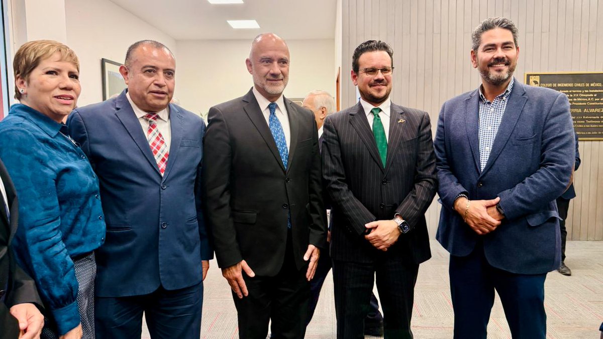 Con la presencia del Mtro.
Jesús Antonio Esteva Medina, secretario de la <a href="/SICTmx/">SICT México</a> , integrantes del
Colegio de Ingenieros Civiles de México y de la
AMIVTAC, así como colegas, familiares y amigos.
