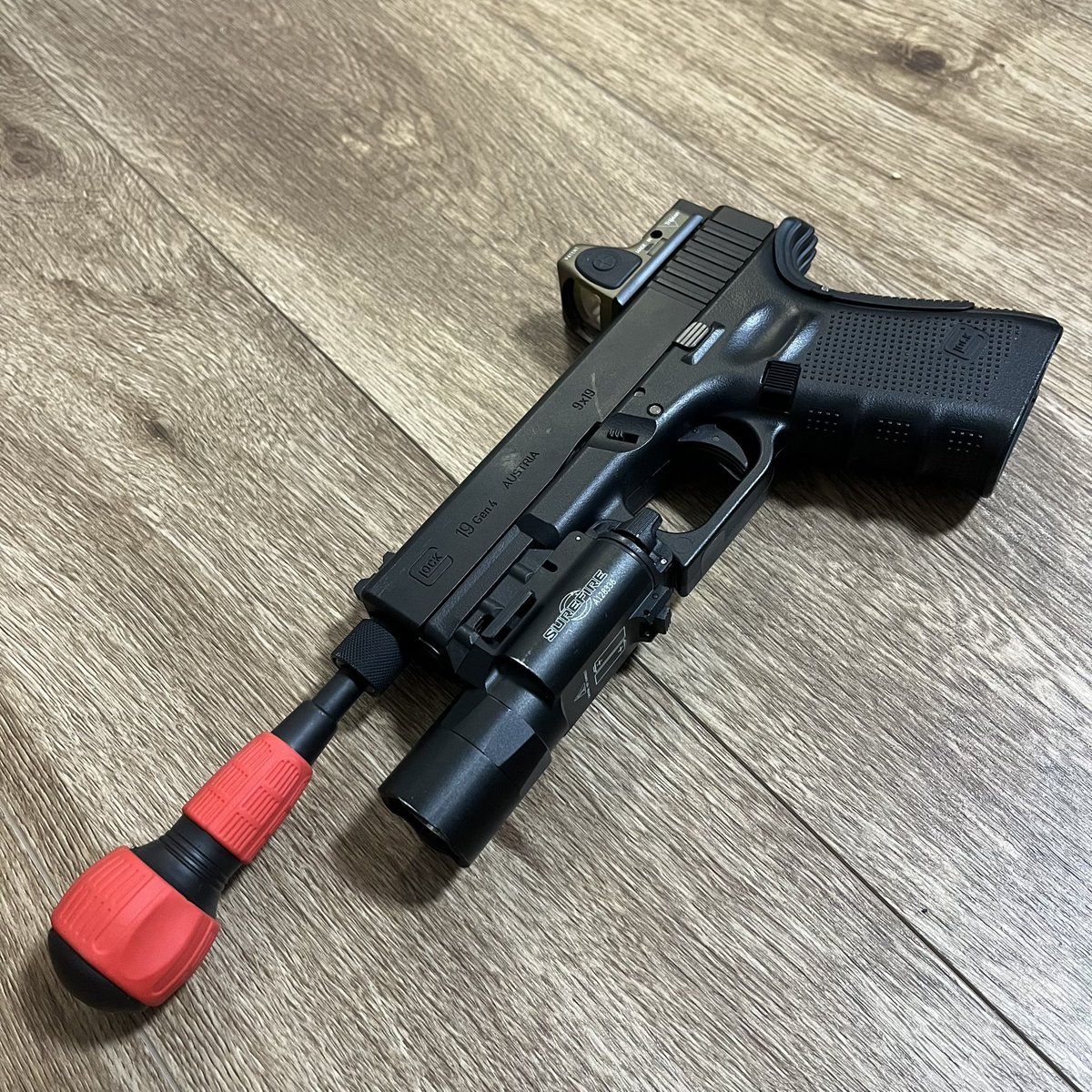 pon32123's tweet photo. サバゲーの後はお片付けしなくちゃね。

パパの真似してバレルクリーニングしてくれるなんて偉いじゃん👏

でも息子よ、プラスドライバーはおいたが過ぎるのではないのかい...??😇😇😇

#サバゲー　#装備  #プレキャリ #チェストリグ #息子による蛮行
#子育てタクティカル
#Glock #airsoft #3歳 https://t.co/7V2QQ0YAJP