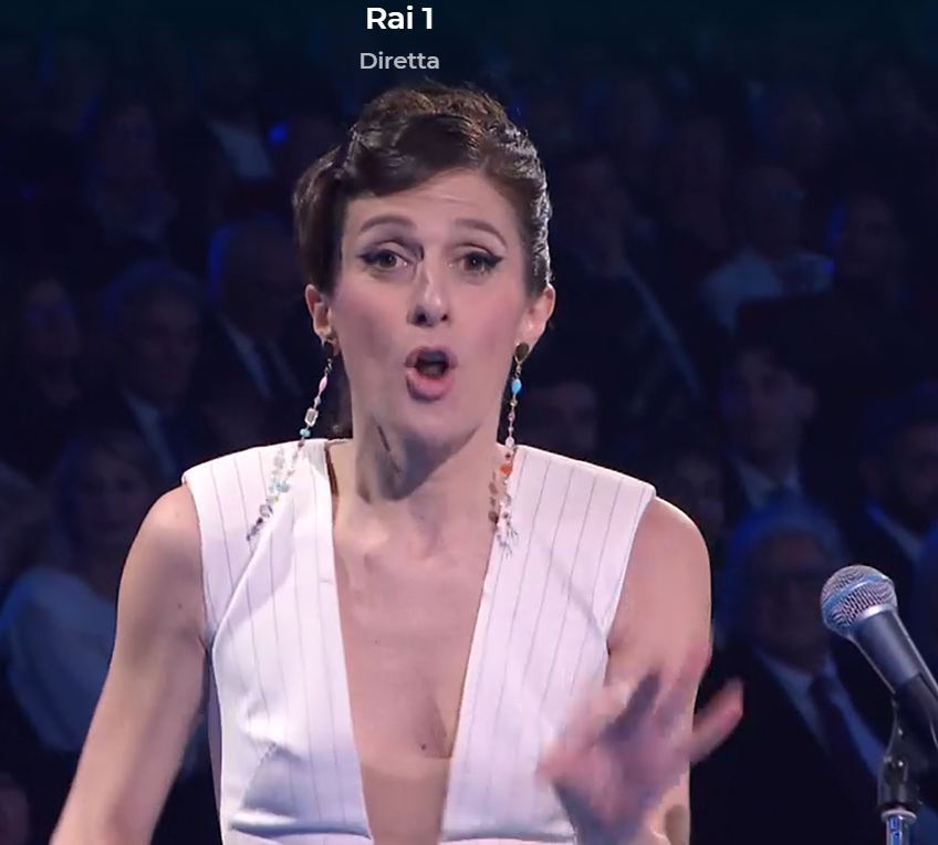 Qualcuno che sa leggere il labiale ha capito cosa ha detto? In cuor mio sogno che abbia detto tipo "Beatrice Venezi suca", ma temo rimarrò deluso #Sanremo2026