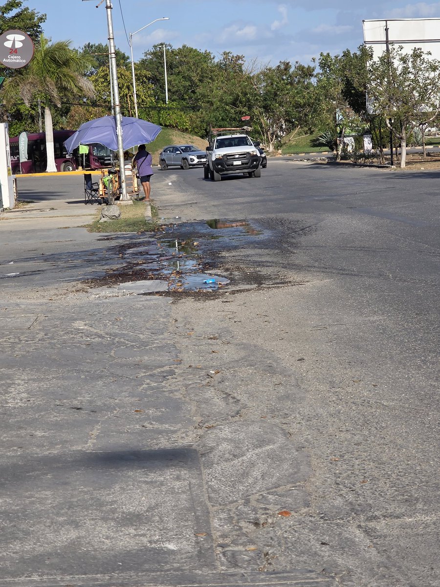 clara_cano28's tweet photo. @JAPAYOficial @huachodiazmena en plaza Velaire Caucel, justo frente a la universidad humanitas, hay una fuga de agua, ya se ha reportado y aun no se atiende. 🫠 https://t.co/4M3uViTnLZ