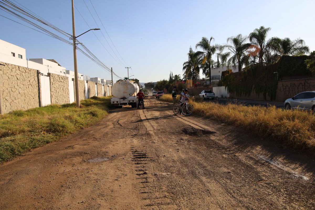 LauraImelPerezS's tweet photo. Arrancamos la obra de pavimentación en Prolongación Colón, una vía clave para la movilidad de San Pedro Tlaquepaque que durante años presentó rezagos.

Intervendremos 400 metros lineales con asfalto, además de banquetas de concreto, guarniciones integrales, rampas de accesibilidad y nueva señalética.  🚧

Esta acción beneficiará directamente a habitantes de Las Pomas, Santa Anita, Residencial Tossá y Los Magueyes. Obras que son amores. 

#LaCiudadDeLaEsperanza #ObrasQueSonAmores