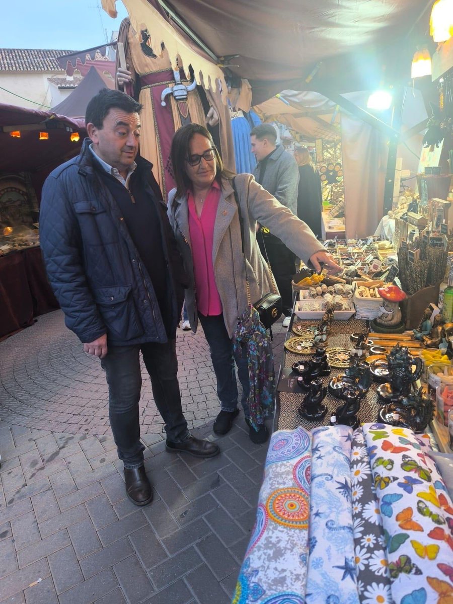 VillarrealVox's tweet photo. Nuestros concejales Irene Herrero y Fernando Archela han asistido a la Inaguración del Mercado Medieval de Vila-real 2026 https://t.co/AgL4oFdcAc
