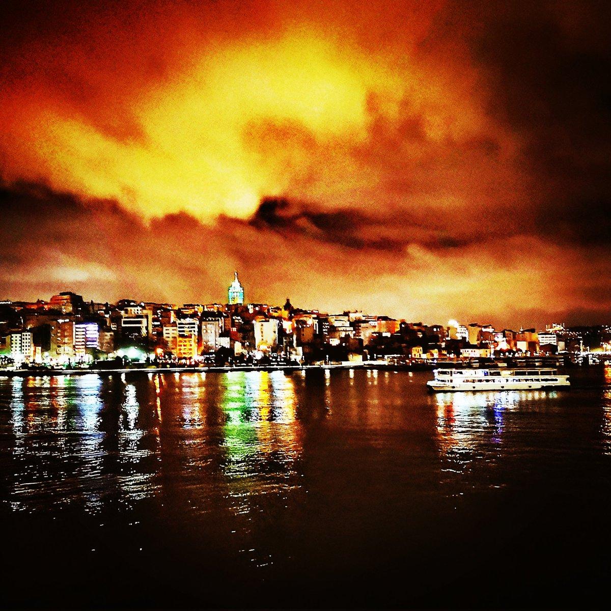 YesimHakimoglu's tweet photo. Bu gece şehir
Sanki bir lunapark rengarenk.
Şavkı vurmuş
Galata' nın
Haliç'e karışmış.
Şehrin ışıkları
Yanar döner rengarenk.
Galata,
Haliç,
Gece,
Işıklar
Ve karanlık.
✍️📷 :YH
#siyahbeyaz
#galata #istanbul #gece #photoofthenight https://t.co/Rhh7aLE0lZ