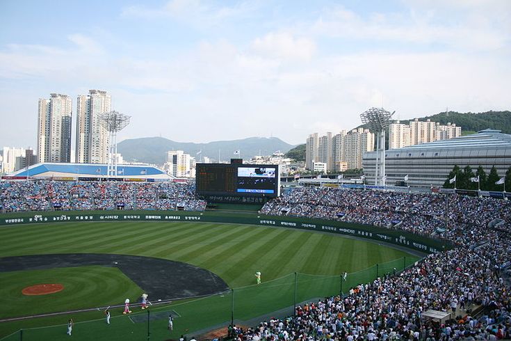 Ahora que lo pienso una experiencia en Japon o Korea que al menos según yo esta infravalorada, es ir a eventos deportivos como futbol o baseball, disfrutar del ambiente y de la comida de los estadios, apoyar a un equipo de turno, etc
