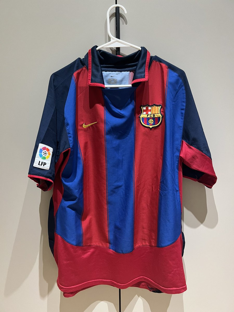 victorsaenz_3's tweet photo. El santo grial de mi colección:

FC Barcelona Nike Home Kit 03/04 con dorsal y firma de @10Ronaldinho 🔵🔴 https://t.co/7wkR1JVxDr