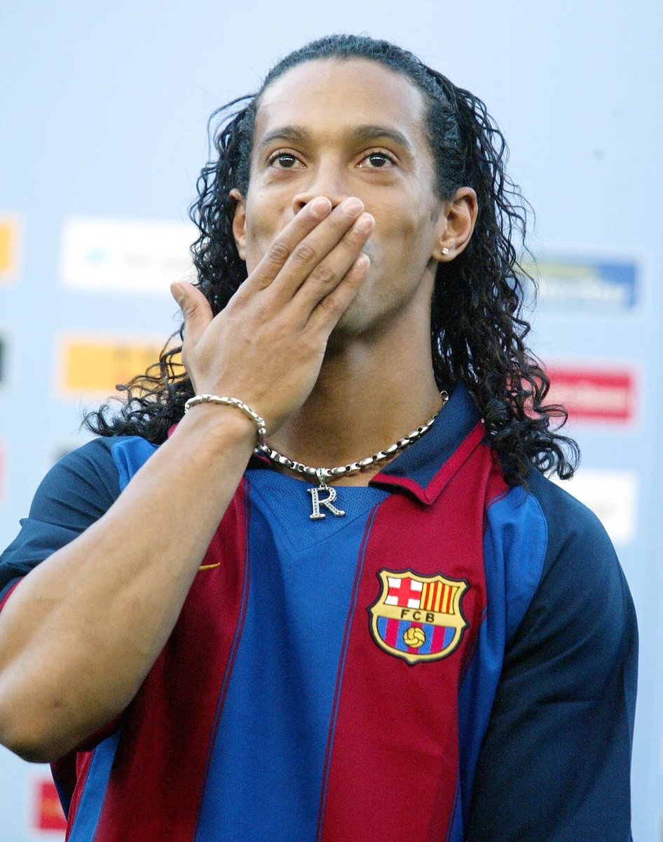 victorsaenz_3's tweet photo. El santo grial de mi colección:

FC Barcelona Nike Home Kit 03/04 con dorsal y firma de @10Ronaldinho 🔵🔴 https://t.co/7wkR1JVxDr
