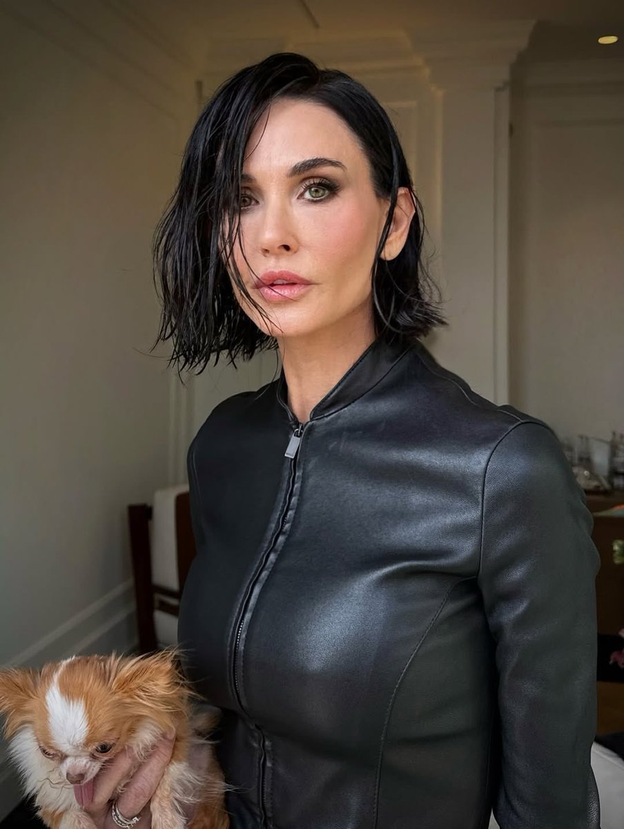 PopBase's tweet photo. Demi Moore looks Confident in new photos. https://t.co/M4jZ5KzD7u