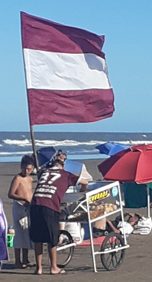 Misticagranate's tweet photo. El Pabellón Granate flamea en todo el partido de La Costa 🇱🇻🏆🏆⭐️⭐️🇱🇻🇱🇻 #VamosLanus https://t.co/IJ893RvFvj