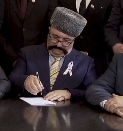 #فوری
مهران مدیری و تیم گریمش به جمع مشاورین تبلیغاتی شاحزاده پیوستن! 😅
بیچاره تیم گریم، چقدر سختی کشیده تا تو واشنگتن به تعداد کافی سیبیل شاه عباسی و پاپاخ پیدا کنه! 😅
راستی اون کله زرده نماینده‌ی کدوم قوم ایرانیه الان؟!

#سیرک_سطل