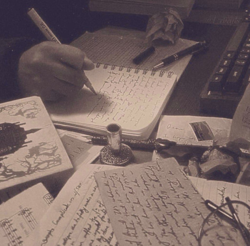 مشاعرك أنت حر فيها ..
أكتب عنهابالمعروف كيفماشئت
لكن لاتوهم المتلقي أن هناك من يقاسمك إياهاوكأنكما كنتما تبنيان
بيتامن رملٍ على شاطئ البحر
وهذا مخالف للحقيقةوالواقع
فلاتسيءلنفسك ولم يعهد عنك
كلمةسوء واحدةولاتسيءلغيرك
وهو والله بعيد كل البعد عن السوء
في وسط به من يعاني سطوةالفضول