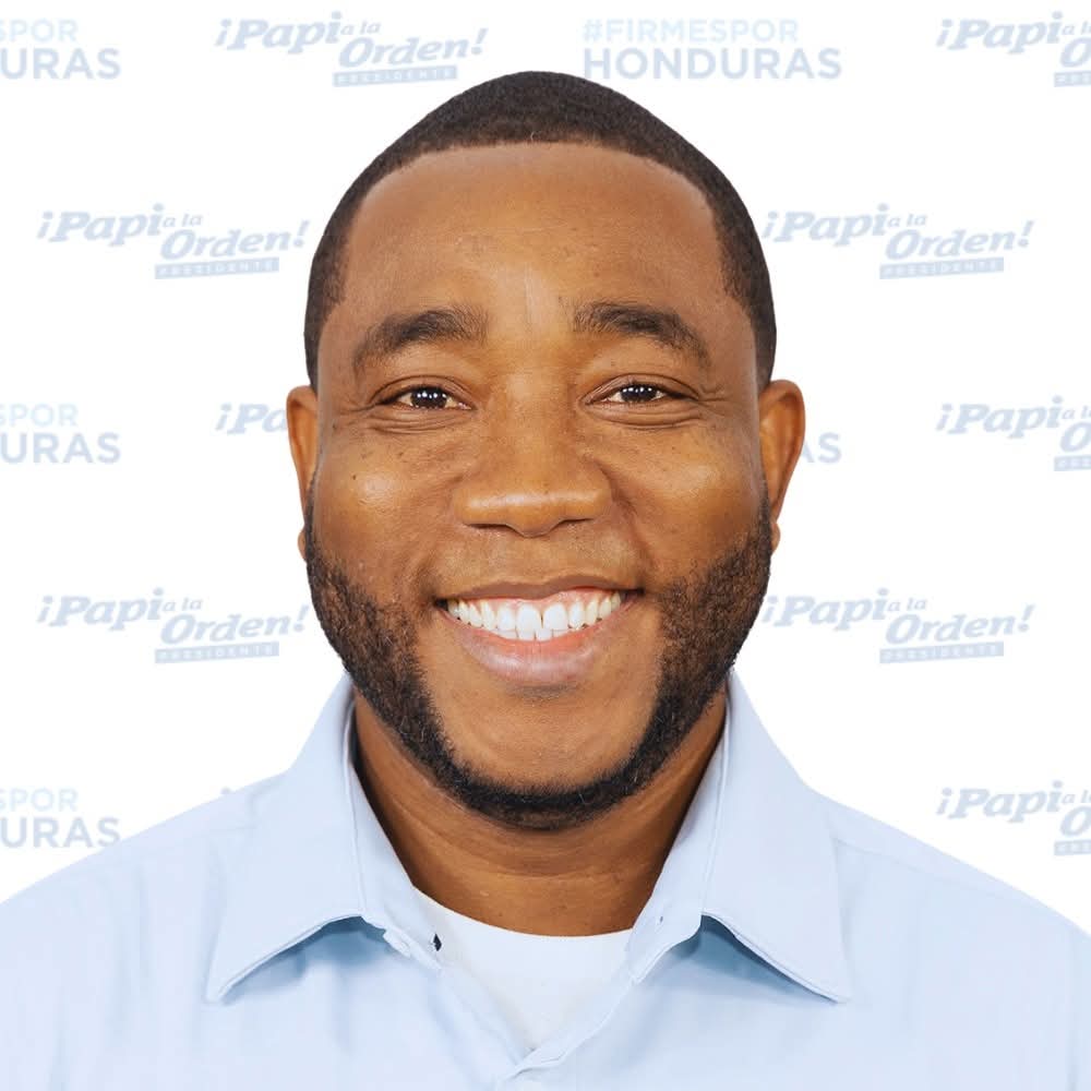 A mi bro el Manny no le parece que se reduzcan la cantidad de diputados.

Normal, ya que salio apenitas, y hasta su propio compañero de bancada y departamento <a href="/MarcoMidence/">Marco Midence</a> le quizo hacer la cama a lo grande, pero san <a href="/TommyZambranoM/">Tommy Zambrano</a> fue su ángel.

FACTOS