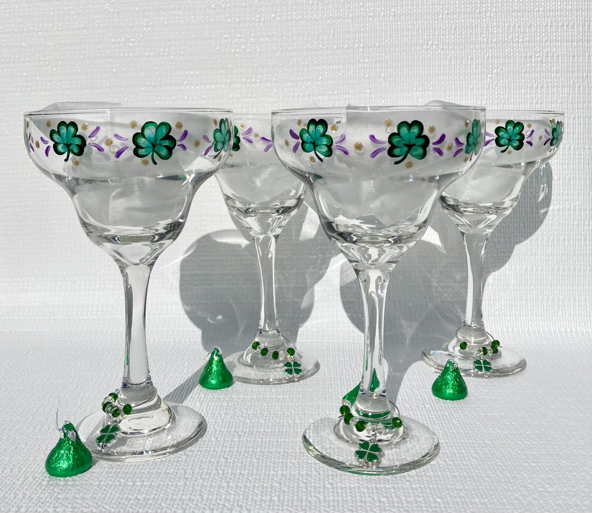 LPaintitpretty's tweet image. Checkout these hand painted shamrock glasses etsy.com/listing/185082… #shamrocks #StPatricksDay #margaritas #SMILEtt23 #shopsmall #ShamelessSelfpromoFriday #Craftbizparty