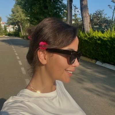 بی نام tweet media