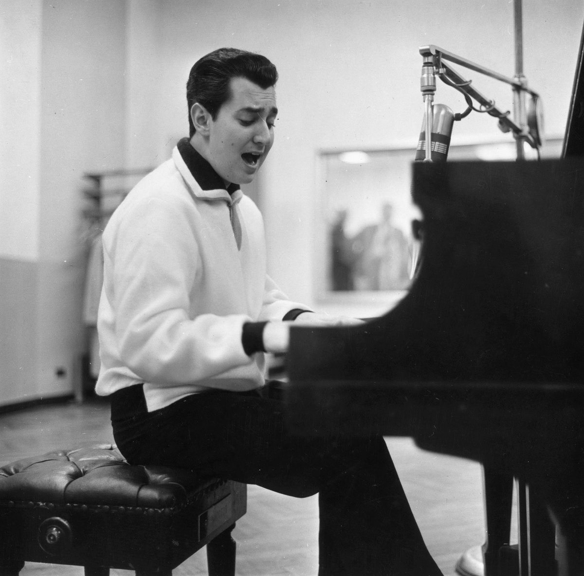 Goodbye to Neil Sedaka who has
sadly passed away today aged 86