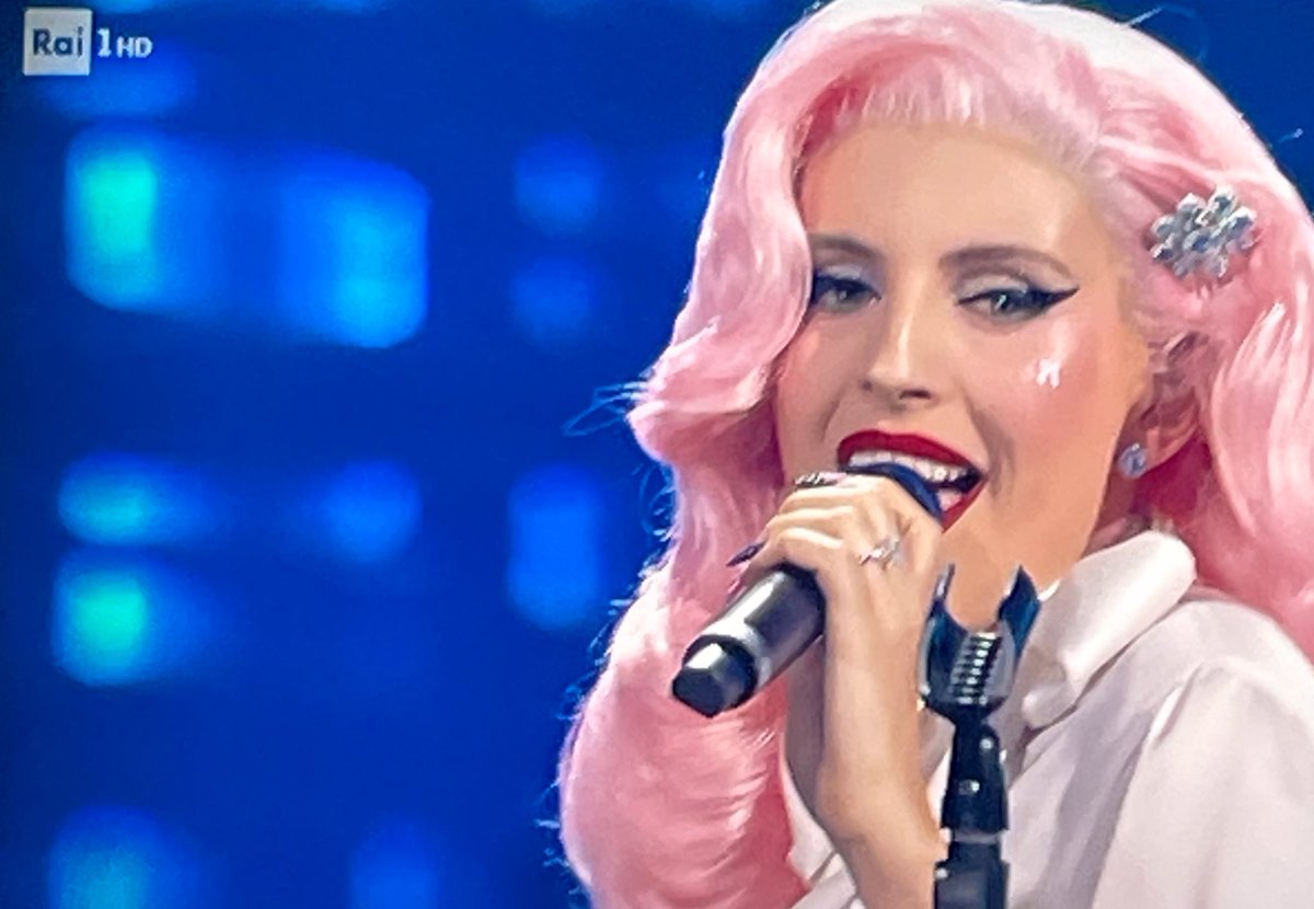 La cover di The Lady is a Tramp aveva TUTTO: voce, aesthetic, ironia e la combo con Tony Pitony, oh, AZZECCATISSIMA.

DITO, STAI FACENDO UN SANREMO INCREDIBILE CAZZO! 

#Sanremo2026