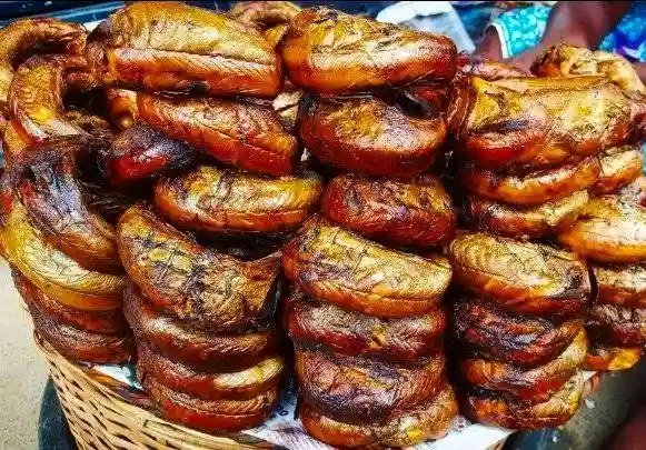 これは燻製魚で、ナイジェリアでは様々な珍味として食べられます。
あなたの国でもこんなものを食べますか？