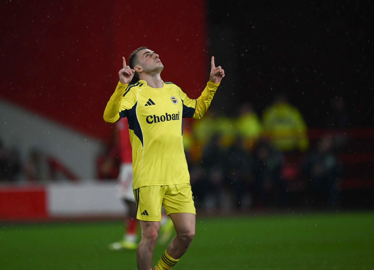 Torino'da Juventus ile 120 dakika oynayan Galatasaray, bana göre çok iyi bir takım olan ve özellikle 3 büyüklere karşı çok tehlikeli bir oyun kurgusuna sahip olan Alanyaspor karşısında bir hayli zorlanacak. Hatta ben Alanyaspor'un kazanacağını ve Fenerbahçe'nin Antalya'da 3 puanı