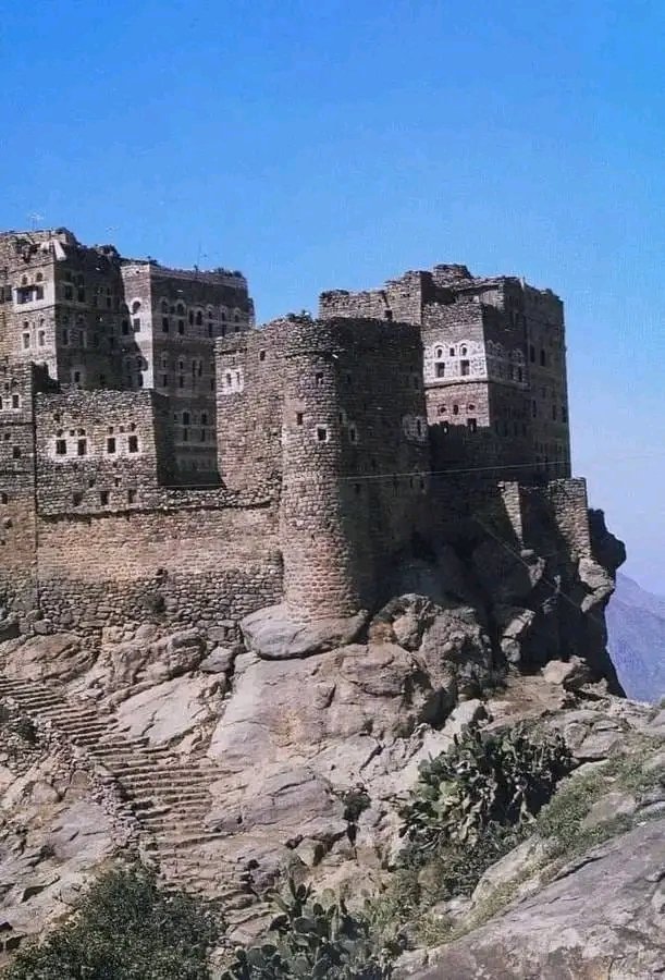 ajelpress's tweet photo. هل تعلم أن قصور #صنعاء من أقدم البيوت المأهولة في العالم؟ 🏛️
قصورها وبيوتها الطينية المزخرفة بـ"القمرية" ليست مجرد مبانٍ… بل ذاكرة حضارة تمتد لآلاف السنين.
هناك يسير الزمن ببطء احترامًا للتاريخ. ✨

#عاجل_برس #قصور_صنعاء #صنعاء_التاريخية #اليمن #سياحة #التراث_اليمني #Yemen https://t.co/1ig7XFgpwJ