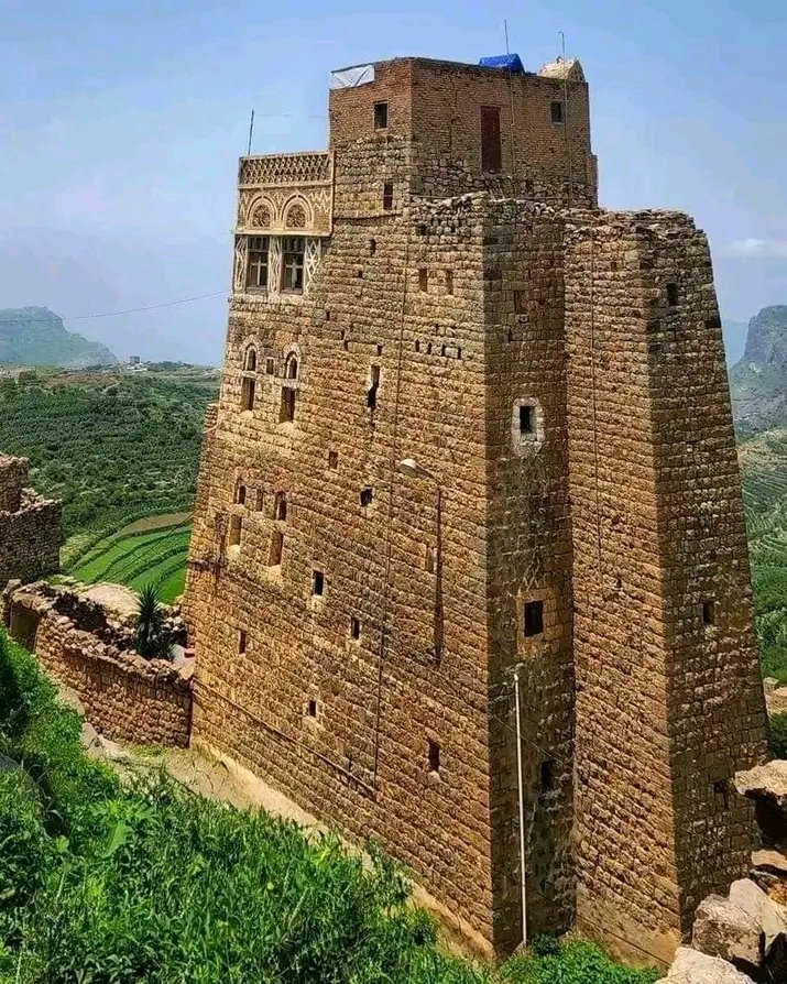 ajelpress's tweet photo. هل تعلم أن قصور #صنعاء من أقدم البيوت المأهولة في العالم؟ 🏛️
قصورها وبيوتها الطينية المزخرفة بـ"القمرية" ليست مجرد مبانٍ… بل ذاكرة حضارة تمتد لآلاف السنين.
هناك يسير الزمن ببطء احترامًا للتاريخ. ✨

#عاجل_برس #قصور_صنعاء #صنعاء_التاريخية #اليمن #سياحة #التراث_اليمني #Yemen https://t.co/1ig7XFgpwJ