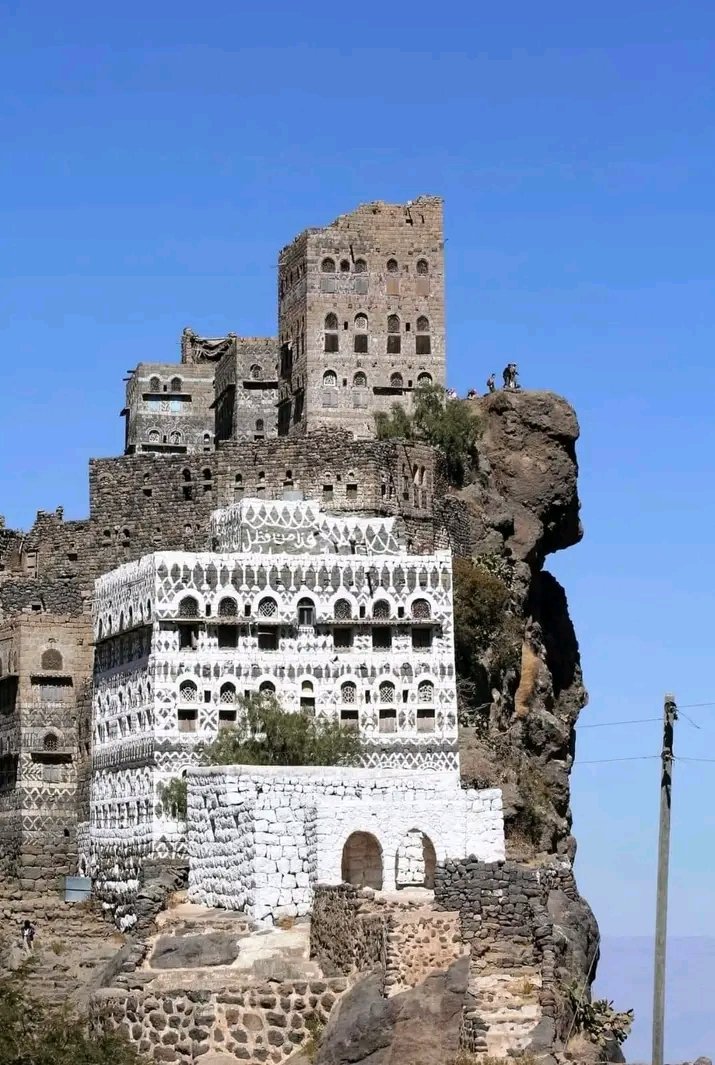 ajelpress's tweet photo. هل تعلم أن قصور #صنعاء من أقدم البيوت المأهولة في العالم؟ 🏛️
قصورها وبيوتها الطينية المزخرفة بـ"القمرية" ليست مجرد مبانٍ… بل ذاكرة حضارة تمتد لآلاف السنين.
هناك يسير الزمن ببطء احترامًا للتاريخ. ✨

#عاجل_برس #قصور_صنعاء #صنعاء_التاريخية #اليمن #سياحة #التراث_اليمني #Yemen https://t.co/1ig7XFgpwJ