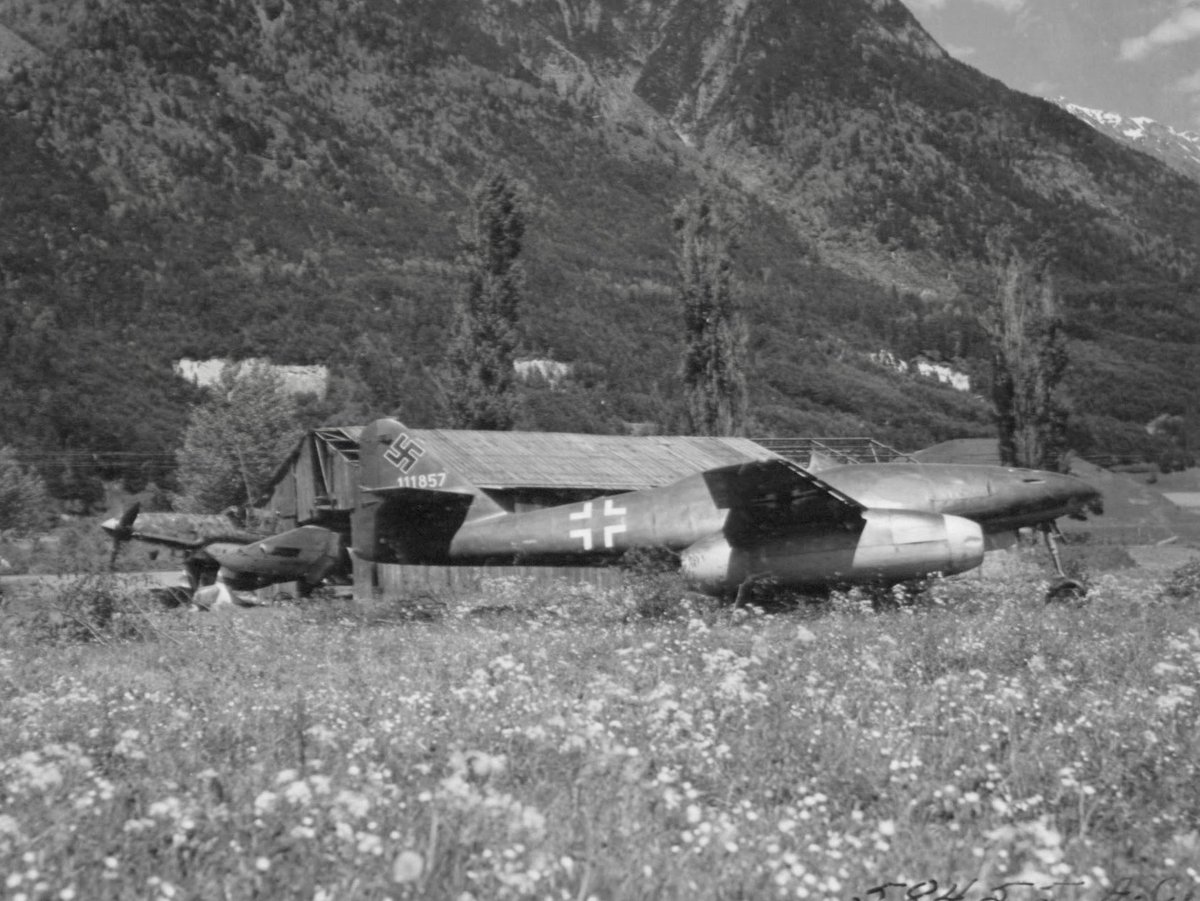 Boneyardsafari's tweet photo. Here is an Me-262 and a Ju-87 captured in the spring of 1945 in Innsbruck Airdrome, Austria. By January of 1945 there only 104 operational Stuka’s left in the Luftwaffe. #me262 #ju87 #luftwaffe #boneyardsafari #aviationsafari https://t.co/t4fAF4WaOc