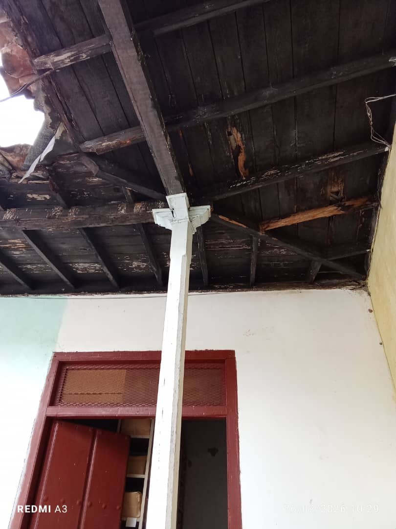 ahpvc1969's tweet photo. Prestar servicios de calidad en el Archivo Municipal de Remedios #AHMR conlleva el cuidado de la edificación y su infraestructura. Por lo cual se encuentra en análisis de las etapas para comenzar la reparación del techo de conjunto con la Mypimes Construcciones OSIBAE. https://t.co/hOUTpLHGLu