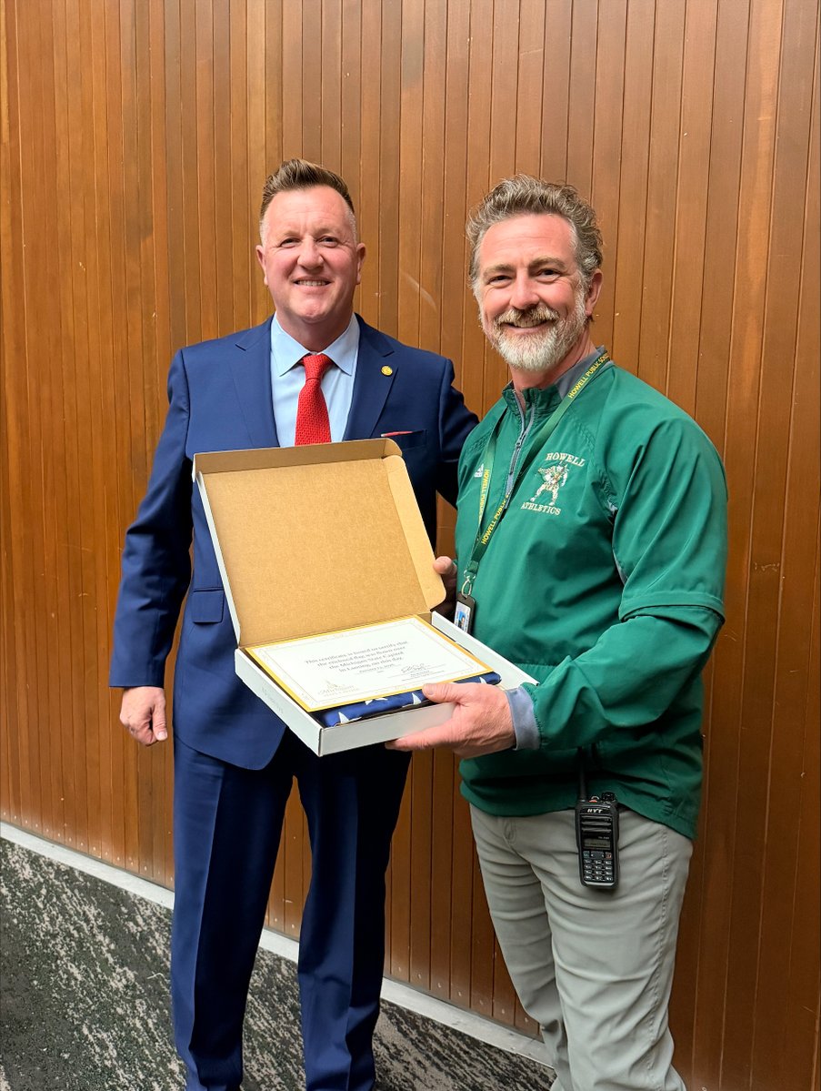 Today I had the opportunity to speak with students at Howell High School about how our state government operates. As a Howell High alumnus, I was honored to return and spend time with students who are so eager to learn!

#Michigan #LivingstonCounty #Howellmi