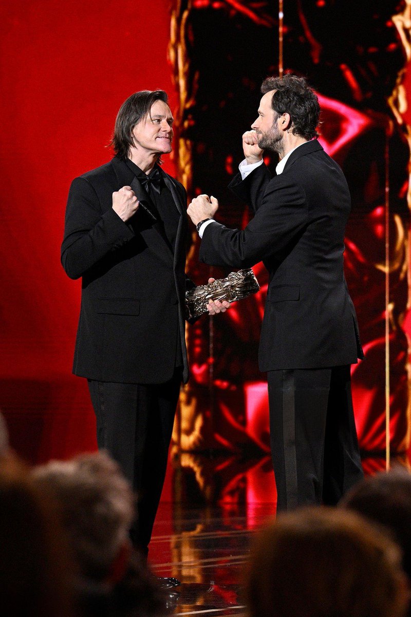 Jim Carrey recebeu o César Honorário no 51º César Awards, em Paris, em reconhecimento à sua trajetória e impacto no cinema.